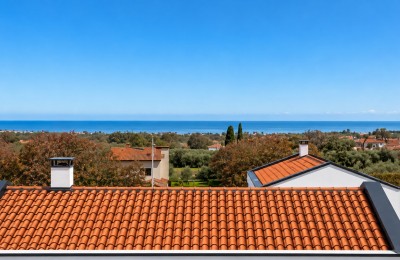 Spacious apartment on the first floor with a large roof terrace and sea view