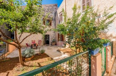 Exclusive offer by the agency! Renovated stone house with its own garden in the heart of Poreč. A rare opportunity on the market!