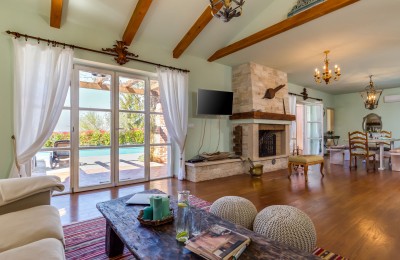 Agency exclusive: beautiful detached villa with a swimming pool and panoramic view of the sea