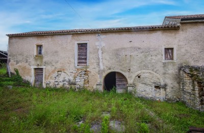 Prilika! Stara kamena kuća sa okućnicom za renovaciju