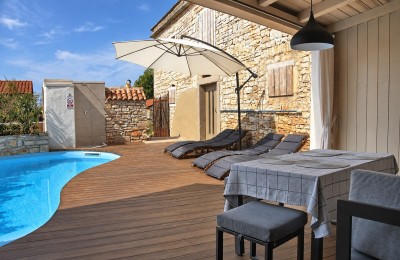 Modernly furnished stone house with a heated pool near Poreč