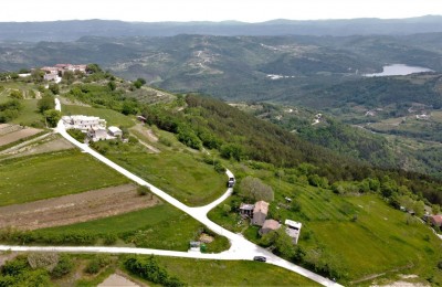 Motovun, plot with a valid (final) building permit, electricity and water
