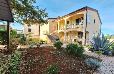 Exclusive listing by the agency: Apartment in Stranići with two bedrooms and a garden for use, sea view