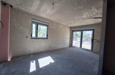 POREČ, NEW-BUILD APARTMENT NEAR THE CITY CENTRE. BUYER PAYS NO PROPERTY TRANSFER TAX! H2
