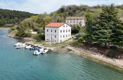 First row to the sea, Istria!! Stone house for renovation, with great historical value – A RARITY ON THE MARKET! FIRST ROW TO THE SEA!!