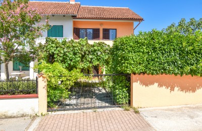 Semi-detached house with 3 bedrooms and garden, only 2 km from Porec