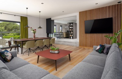 Villa of modern design with 5 bedrooms, only 900 m from the sea
