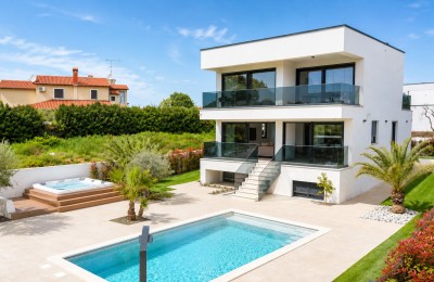 Exclusive villa of modern design with heated pool and wellness, only 2 km from Poreč