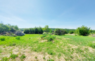 Stone outbuilding for renovation with a plot of 800 m2, very nice and quiet location