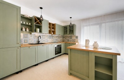 Spacious apartment on the first floor with a large roof terrace and sea view