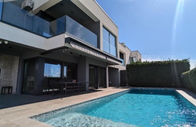 Modern semi-detached villa with pool, only 500 m from the sea.