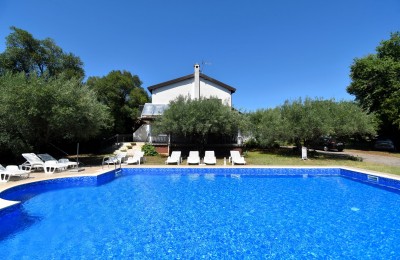 House with three separate apartments and an additional room with its own bathroom