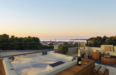 AGENCY EXCLUSIVE! Poreč, luxury two-level apartment with rooftop terrace, 600 m from the sea