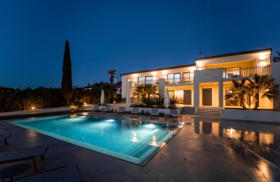 Poreč, luxurious modern villa with three apartments, swimming pool and beautiful garden, only 1 km from the sea
