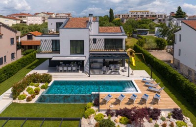 Villa of modern design with 5 bedrooms, only 900 m from the sea