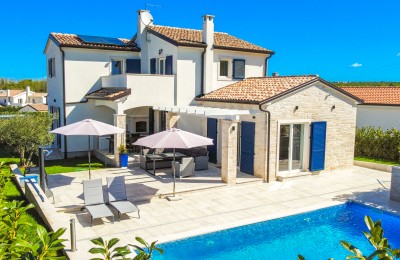 Beautiful villa with a swimming pool and a beautifully landscaped garden, in a very quiet location
