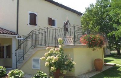 Porec 10 km, renovated stone house with a large garden