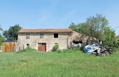 Stone outbuilding for renovation with a plot of 800 m2, very nice and quiet location