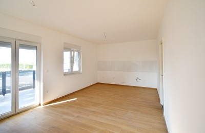 Porec, high quality apartment in a new building with a large garden, ground floor