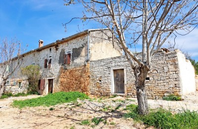 Kamena kuća sa građevinskom dozvolom za izgradnju nove vile sa bazenom, na okućnici od preko 4.000 m2