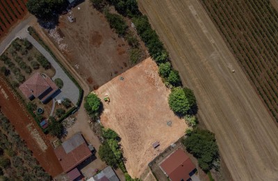 Građevinsko zemljište u unutrašnjosti Istre, idealno za gradnju vile sa bazenom