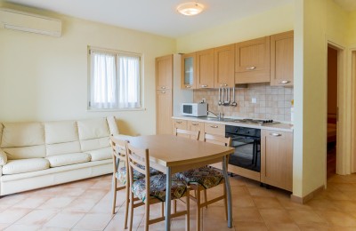 Apartment on the first floor, with a swimming pool and tennis court, 6 km from the center of Poreč