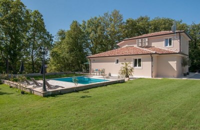 Detached villa with four bedrooms, in a peaceful location surrounded by greenery.