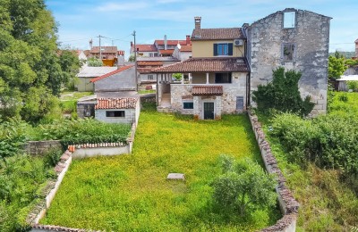 Semi-detached stone house with a yard and a view of the sea