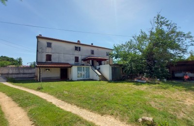 Stone house for complete renovation on 3 floors, 650 m2 of garden and garage
