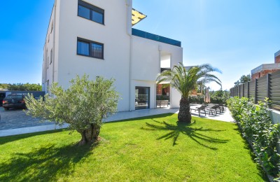 Poreč-Bereich, schöne Doppelhaushälfte mit Sauna, Whirlpool und Swimmingpool, nur 900 Meter vom Meer entfernt