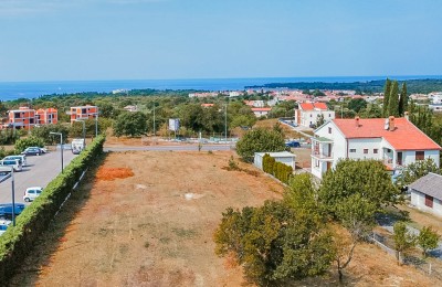 Land in a great location with a building permit and a sea view