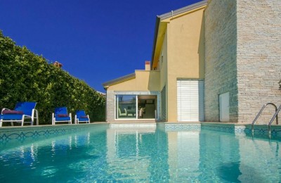 Zentrum von Porec, freistehende Villa mit Pool, 800 m vom Meer