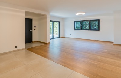 Exclusive only in our agency, large ground floor apartment with garden, in the center of Poreč