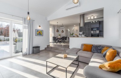 Beautiful villa with a swimming pool and a beautifully landscaped garden, in a very quiet location