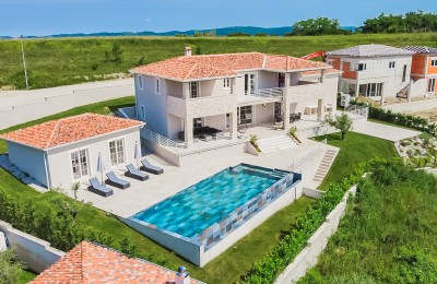 Detached impressive villa of 300 m2 with a view of the interior of Istria