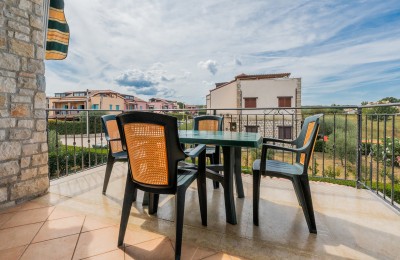Apartment on the first floor, with a swimming pool and tennis court, 6 km from the center of Poreč