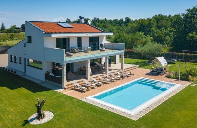 Luxury villa with swimming pool, sauna and jacuzzi in a quiet location